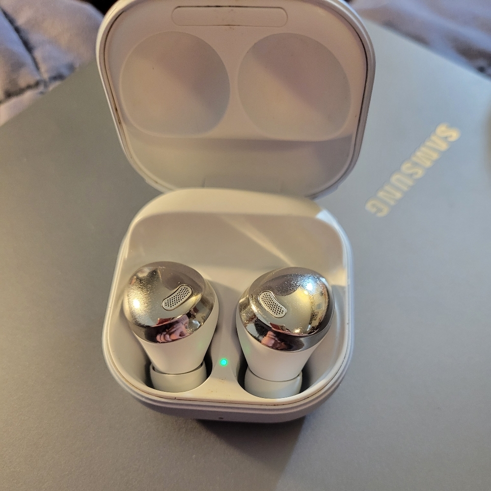 Samsung Galaxy buds pro. Violet. CHEAP. WILL SELL LOW!